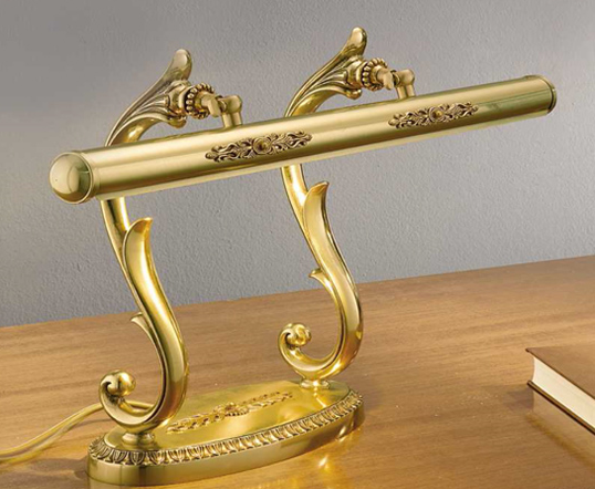 Brass desk lamp: a touch of elegance and baroque style for your workspace