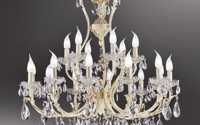 La magia dei cristalli: come la luce trasforma un lampadario barocco