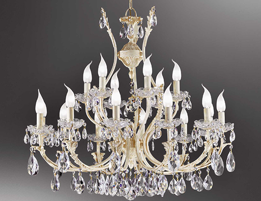 The magic of crystals: how light transforms a Baroque chandelier