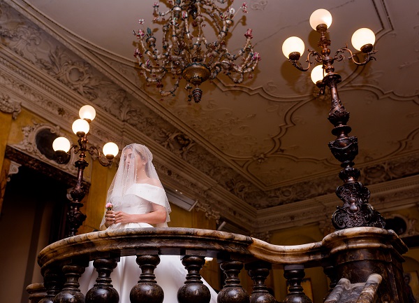 Illuminare di charme un hotel: l’impatto scenografico del lampadario barocco